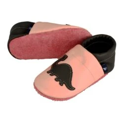 Hausschuhe / Lederpuschen Mit Dinosaurier In Rosa / Grau -Kinderprodukte pantau its a small world hausschuhe lederpuschen mit dinosaurier in rosa grau 2